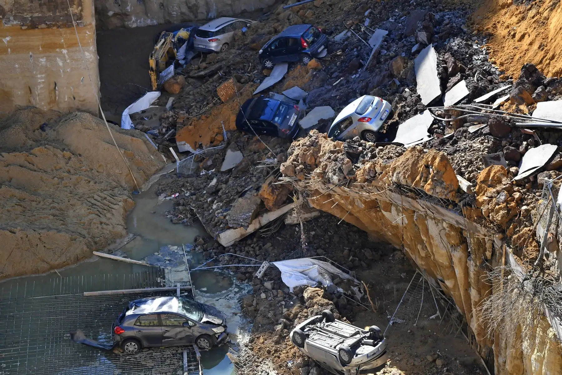 Automóviles cayeron en un enorme canal de desagüe, en Roma. Foto: AFP.