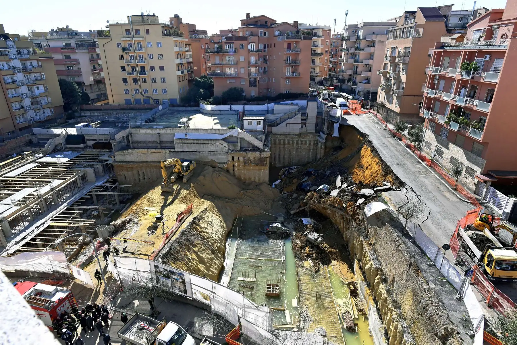 Vista panorámica del enorme canal de desagüe que se abrió el día anterior, en Roma. Foto: AFP.