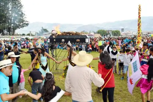 Con el entierro y, en algunos casos, la incineración del Ño Carnavalón, finaliza hoy en varias regiones el tradicional y popular carnaval, celebración del calendario festivo del Perú que derrocha y contagia el mayor alborozo y diversión. ANDINA/Eduard Lozano