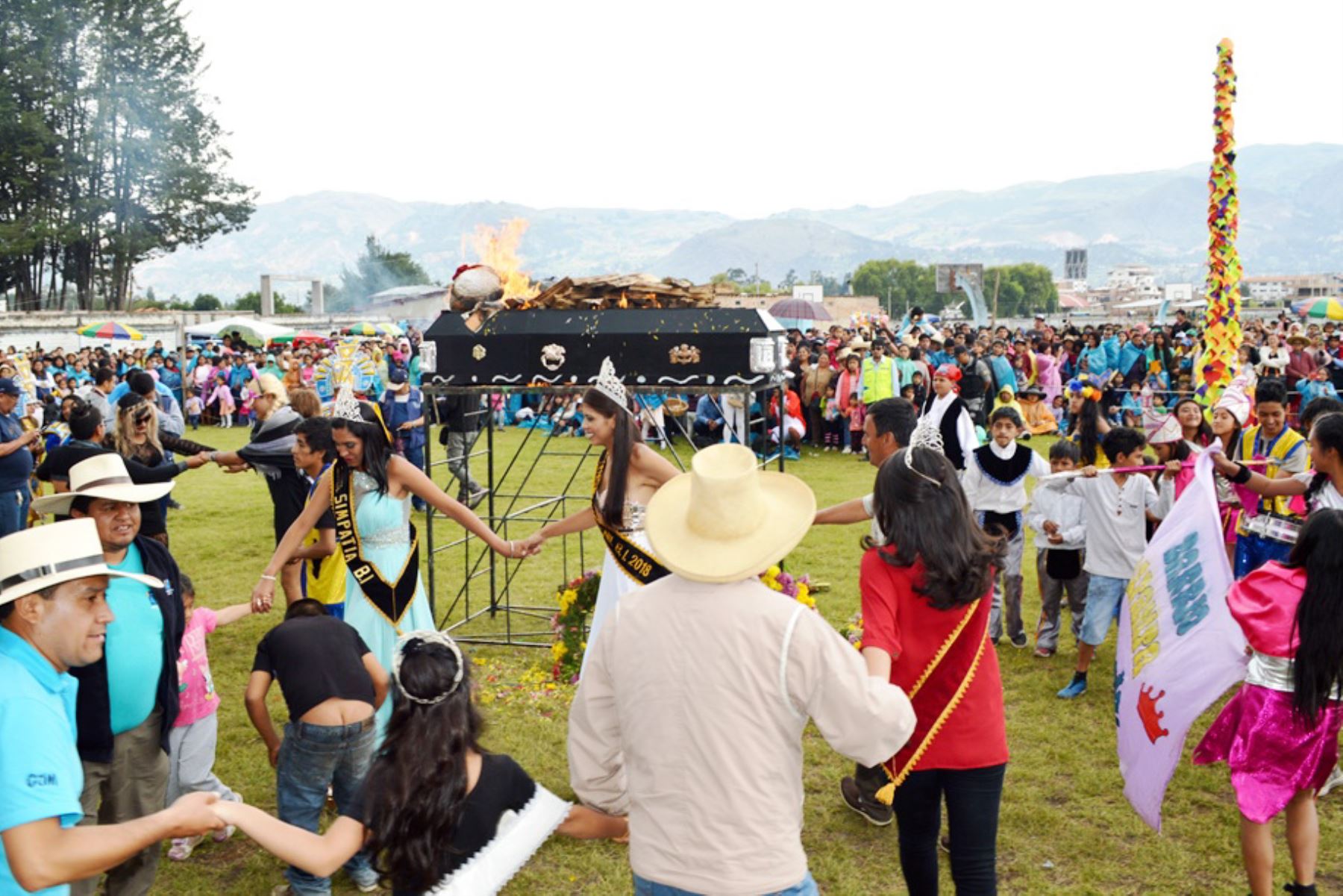 Con el entierro y, en algunos casos, la incineración del Ño Carnavalón, finaliza hoy en varias regiones el tradicional y popular carnaval, celebración del calendario festivo del Perú que derrocha y contagia el mayor alborozo y diversión. ANDINA/Eduard Lozano