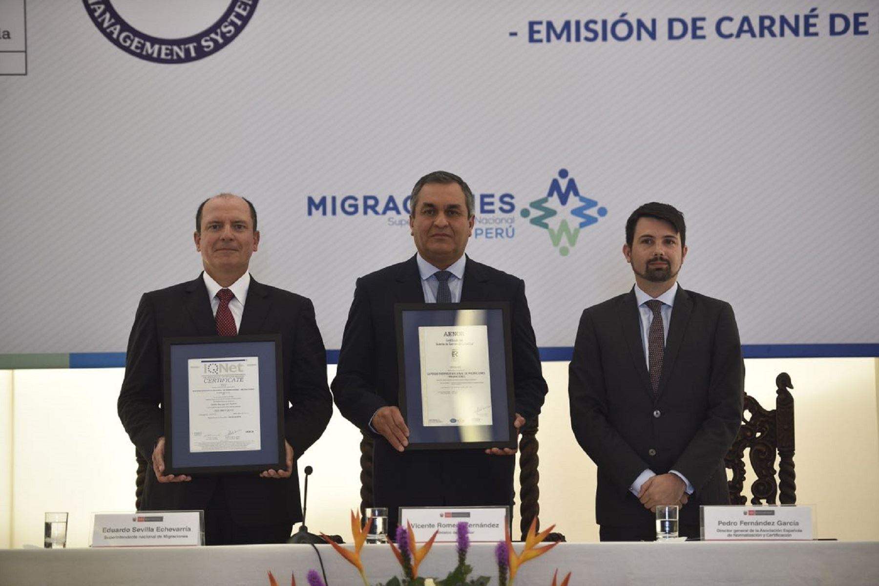 El ministro del Interior, Vicente Romero Fernández, recibió hoy las dos primeras certificaciones con la norma ISO 9001:2015 para su sector. Foto:Mininter.