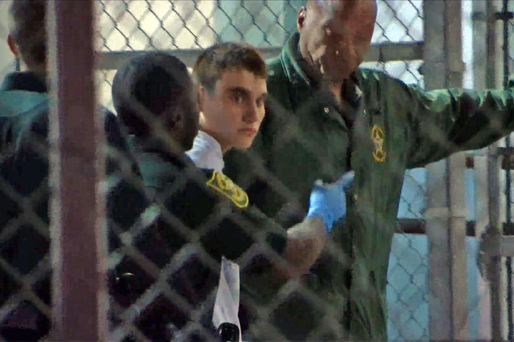 Nikolas Cruz el asesino múltiple de la escuela secundaria de Florida es llevado a la cárcel del condado Broward. Foto: AFP