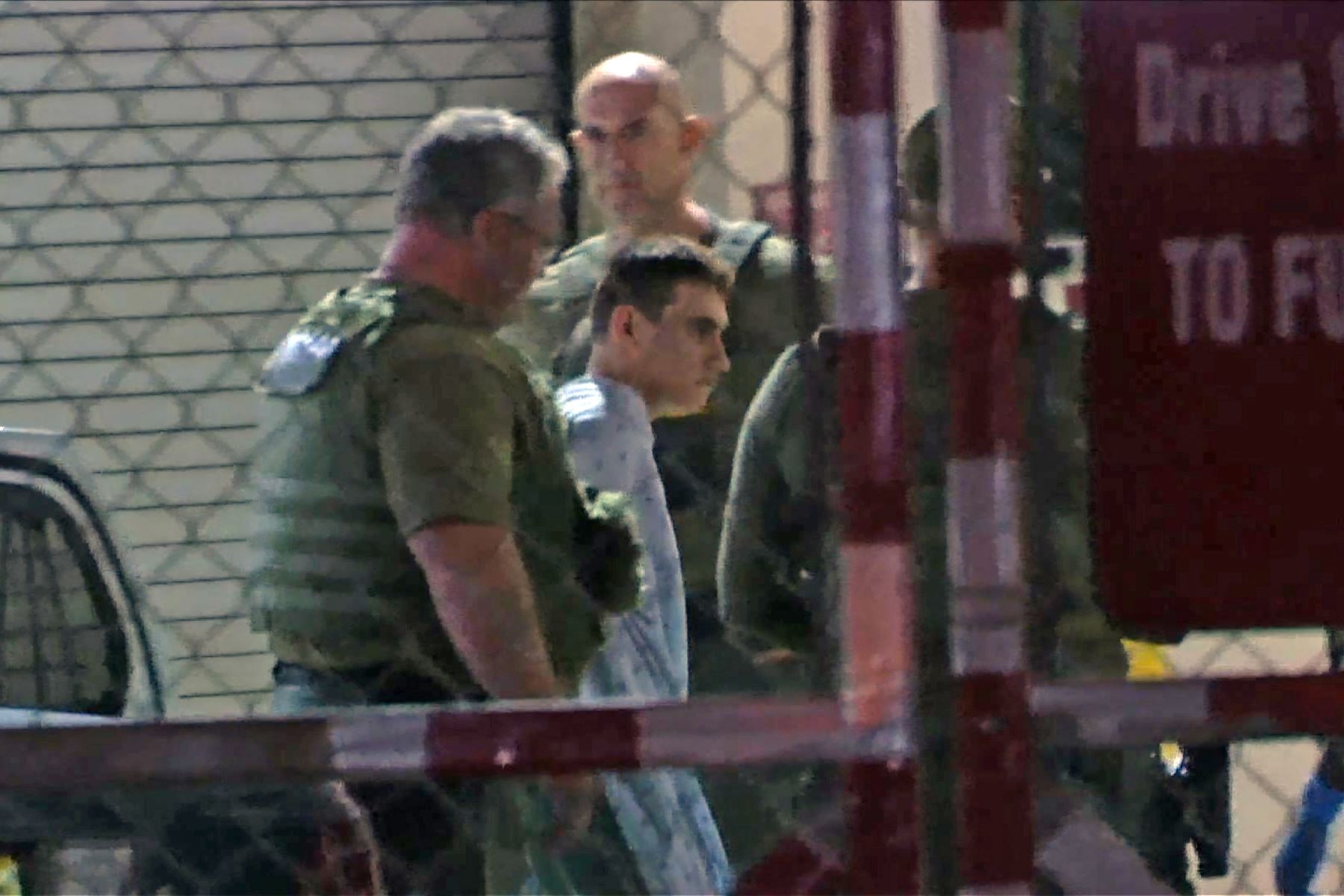 Nikolas Cruz el asesino múltiple de la escuela secundaria de Florida es llevado a la cárcel del condado Broward. Foto: AFP