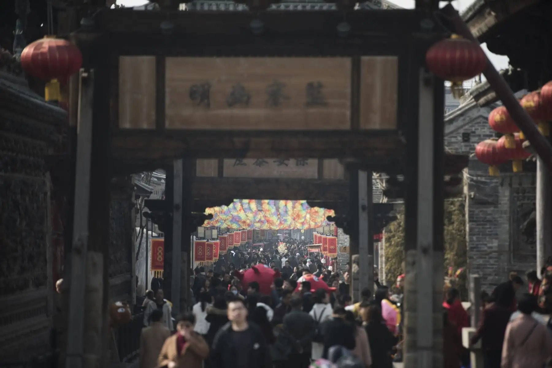 Chinos visitan la ciudad vieja durante el Año Nuevo Lunar, marcando el Año del Perro, en Hancheng. Foto: AFP
