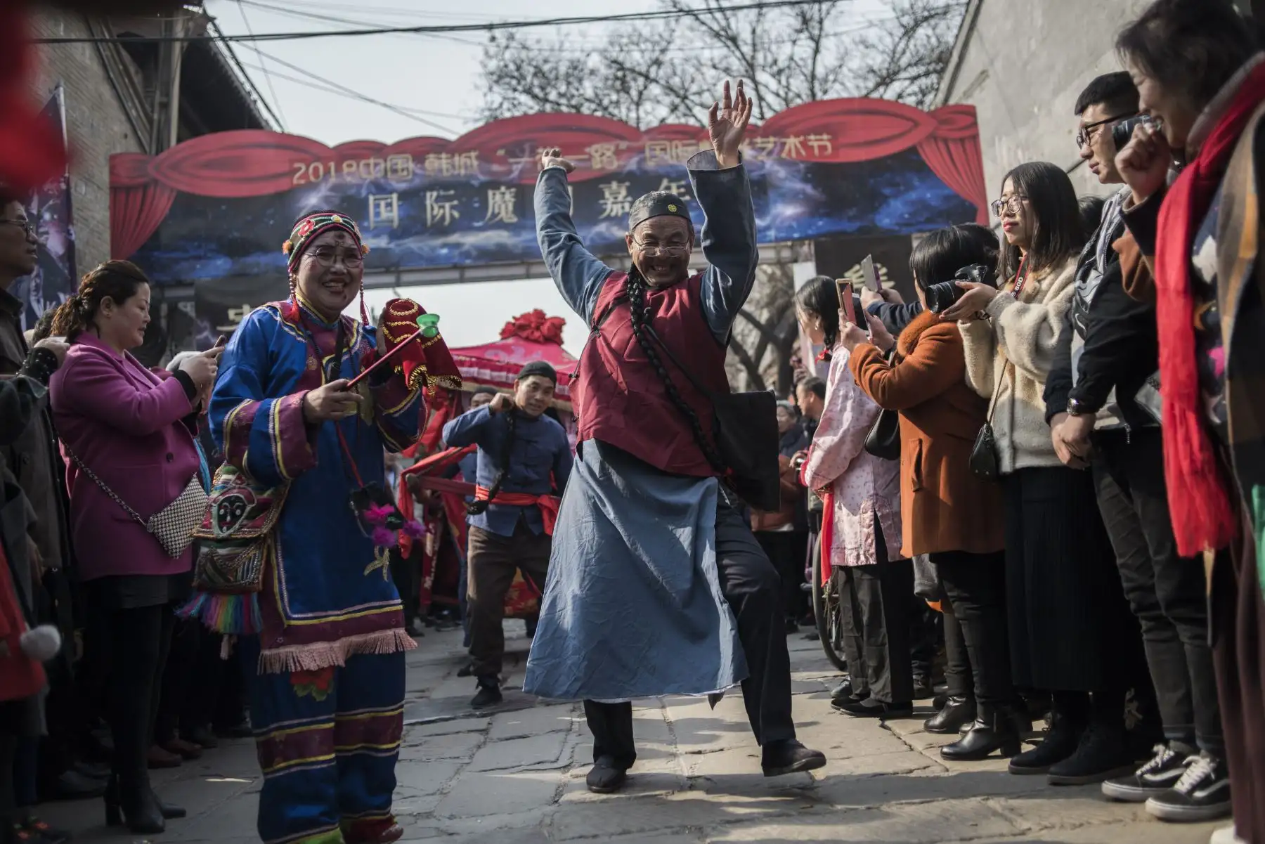 Hombre chino vestido con un traje tradicional, asiste a una función de boda como parte del festival She Huo, para celebrar el Año Nuevo Lunar. Foto: AFP