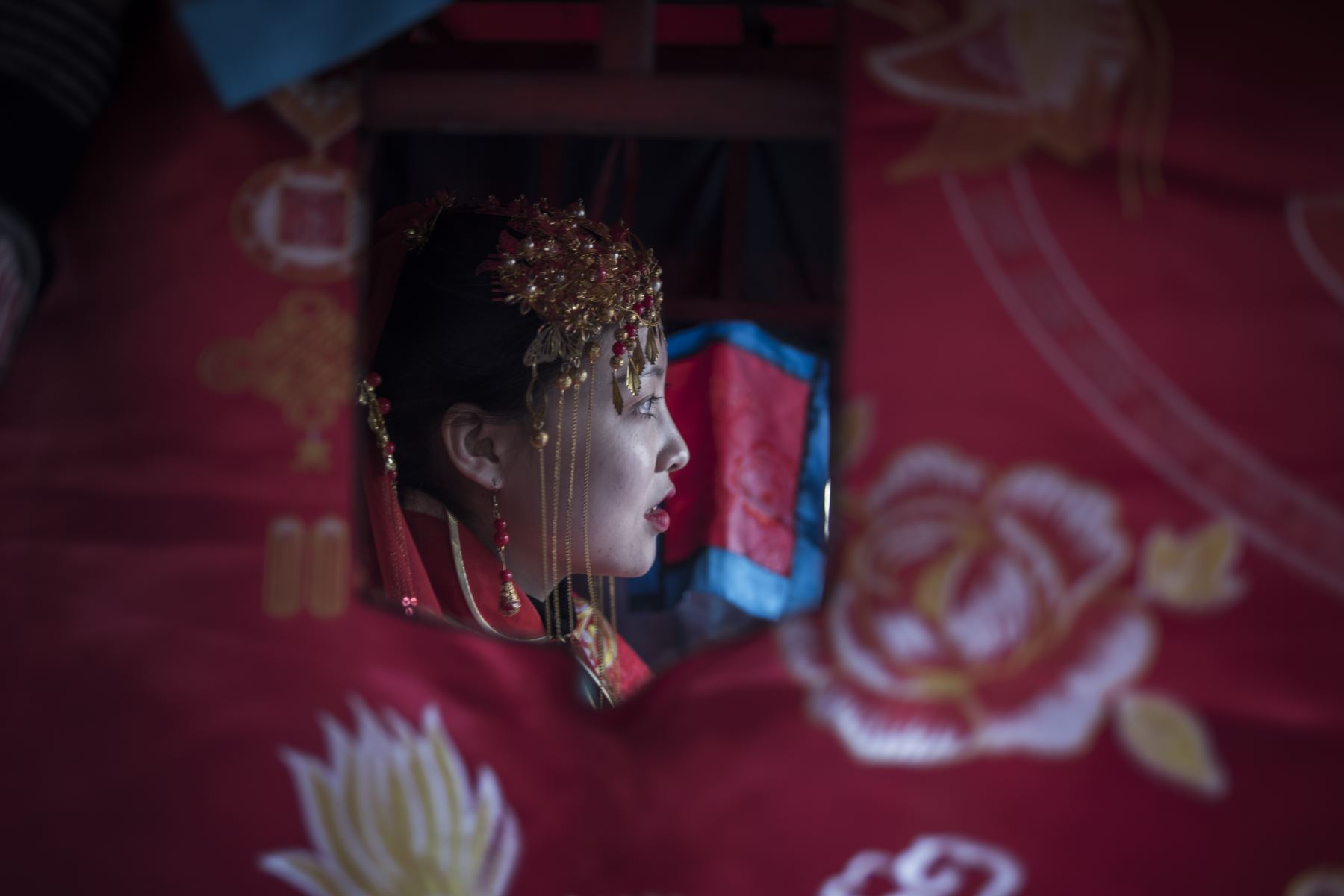 Una mujer china vestida como una novia tradicional, asiste al festival She Huo, para celebrar el Año Nuevo Lunar. Foto: AFP