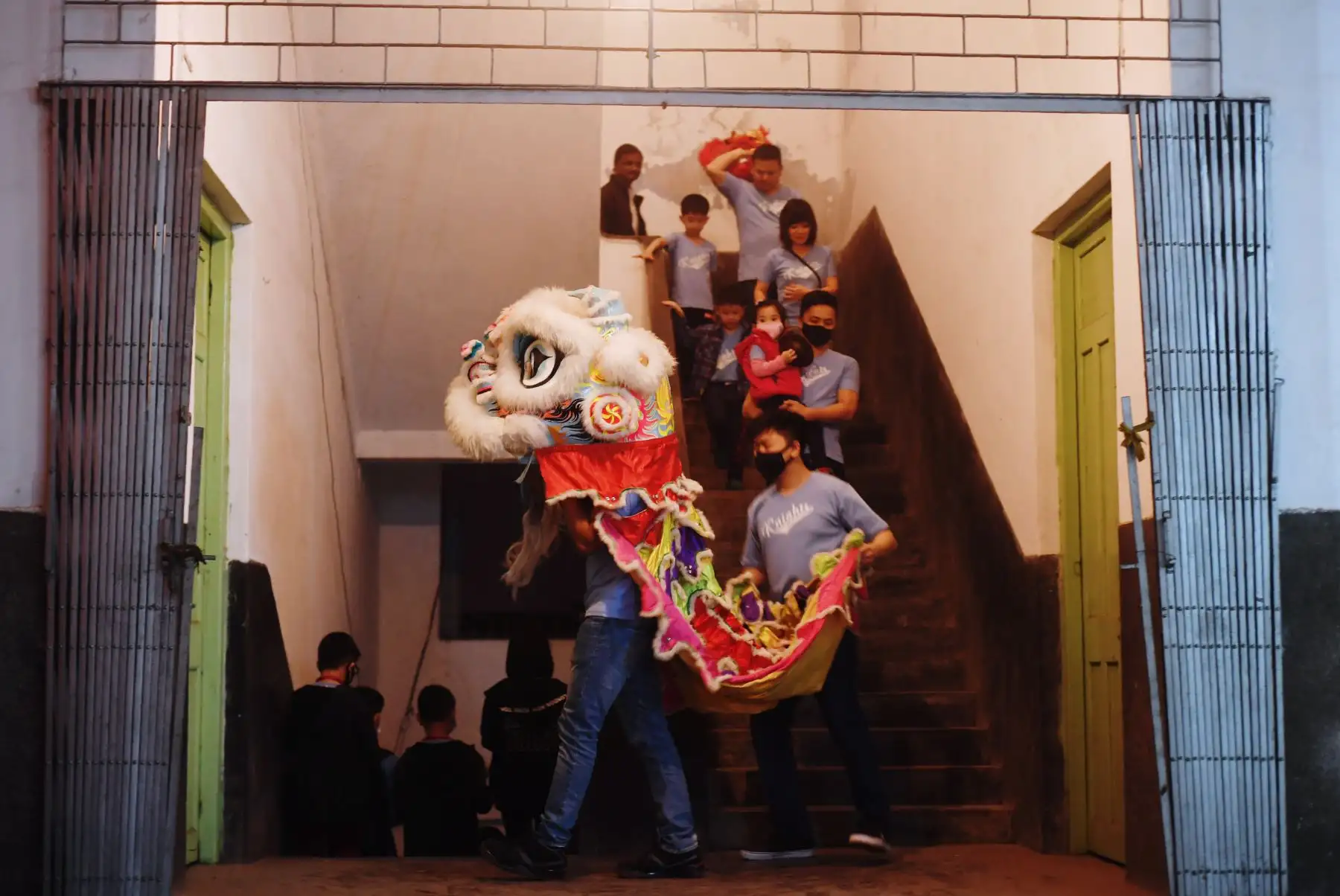 Miembros de la comunidad china llegan a un templo antes de realizar una danza del león en Kolkata. Foto: AFP