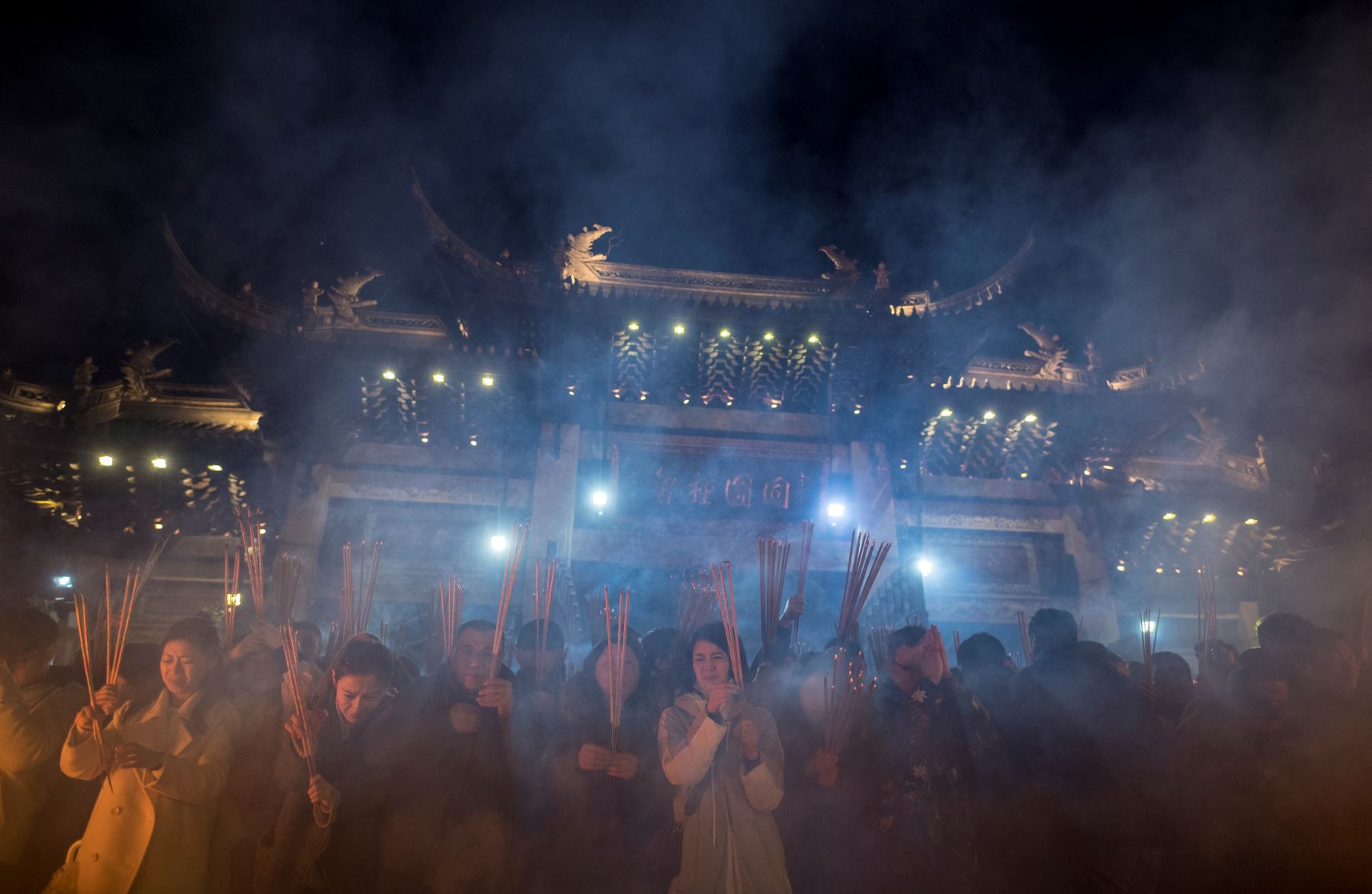 La gente reza con varitas de incienso para celebrar el Año Nuevo Lunar en Shanghai. Foto: AFP