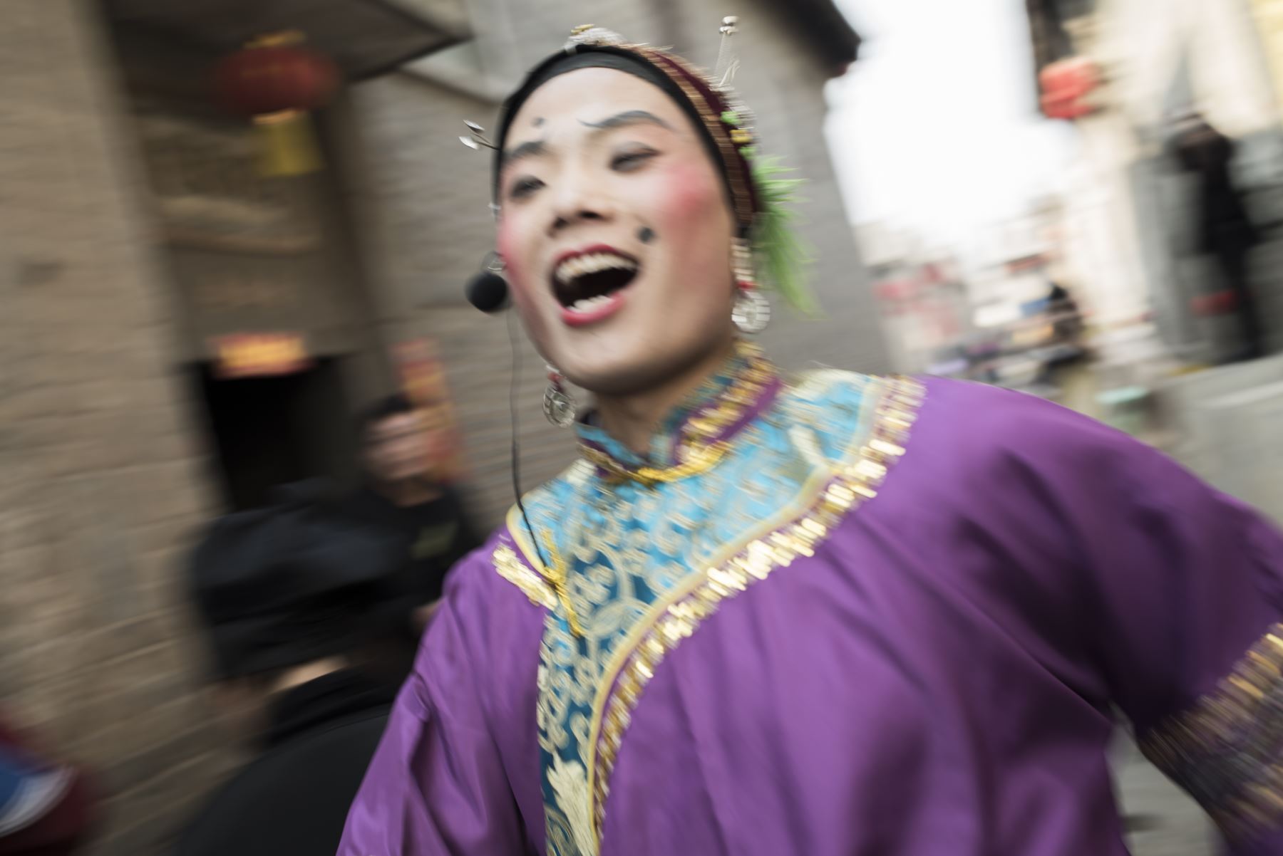 Un chino vestido con un traje tradicional asiste a una boda como parte del festival She Huo, para celebrar el Año Nuevo Lunar. Foto: AFP