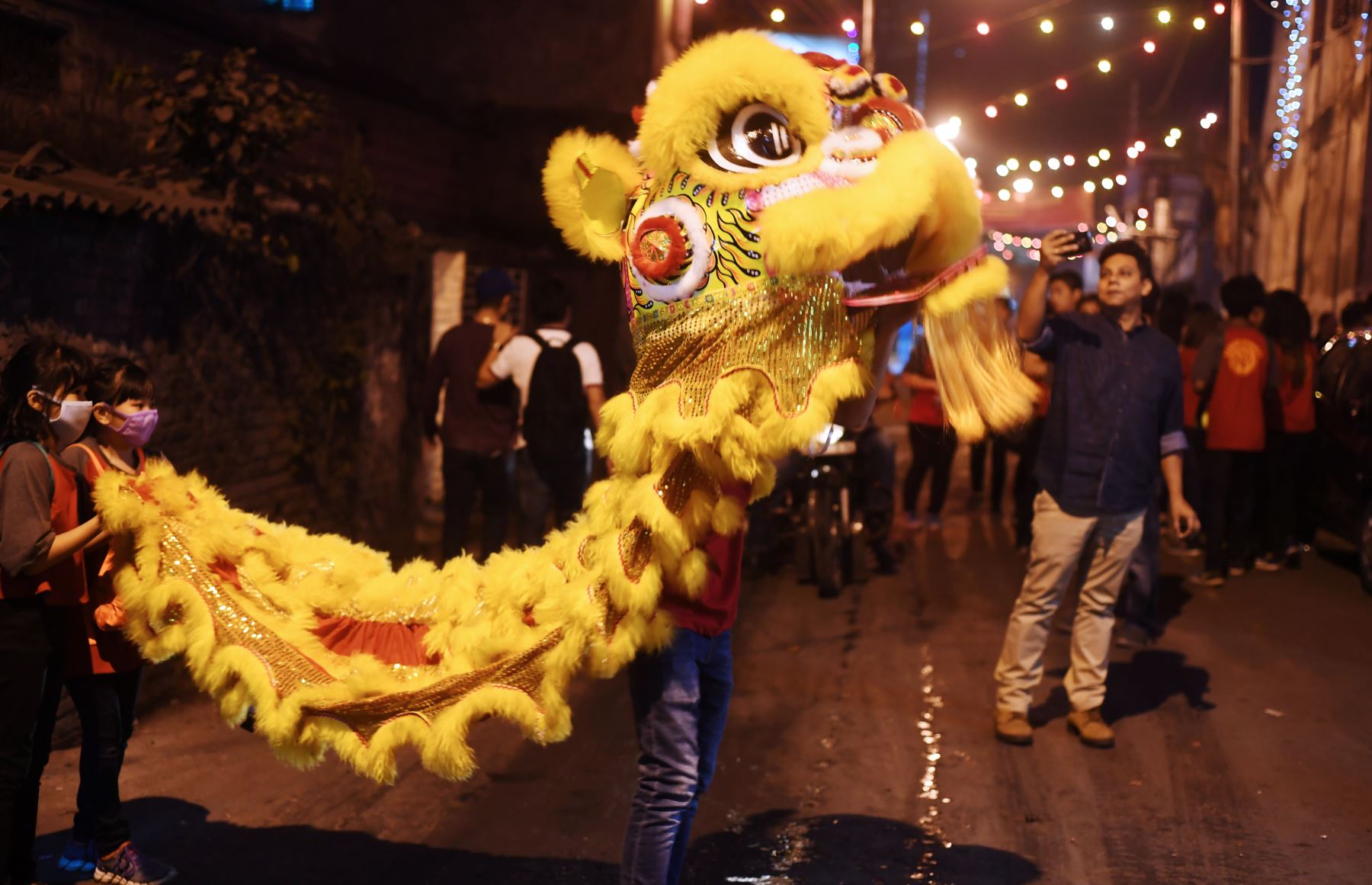 Miembros de la comunidad china realizan un baile de leones mientras dan la bienvenida al Año Nuevo Lunar en Kolkata. Foto: AFP