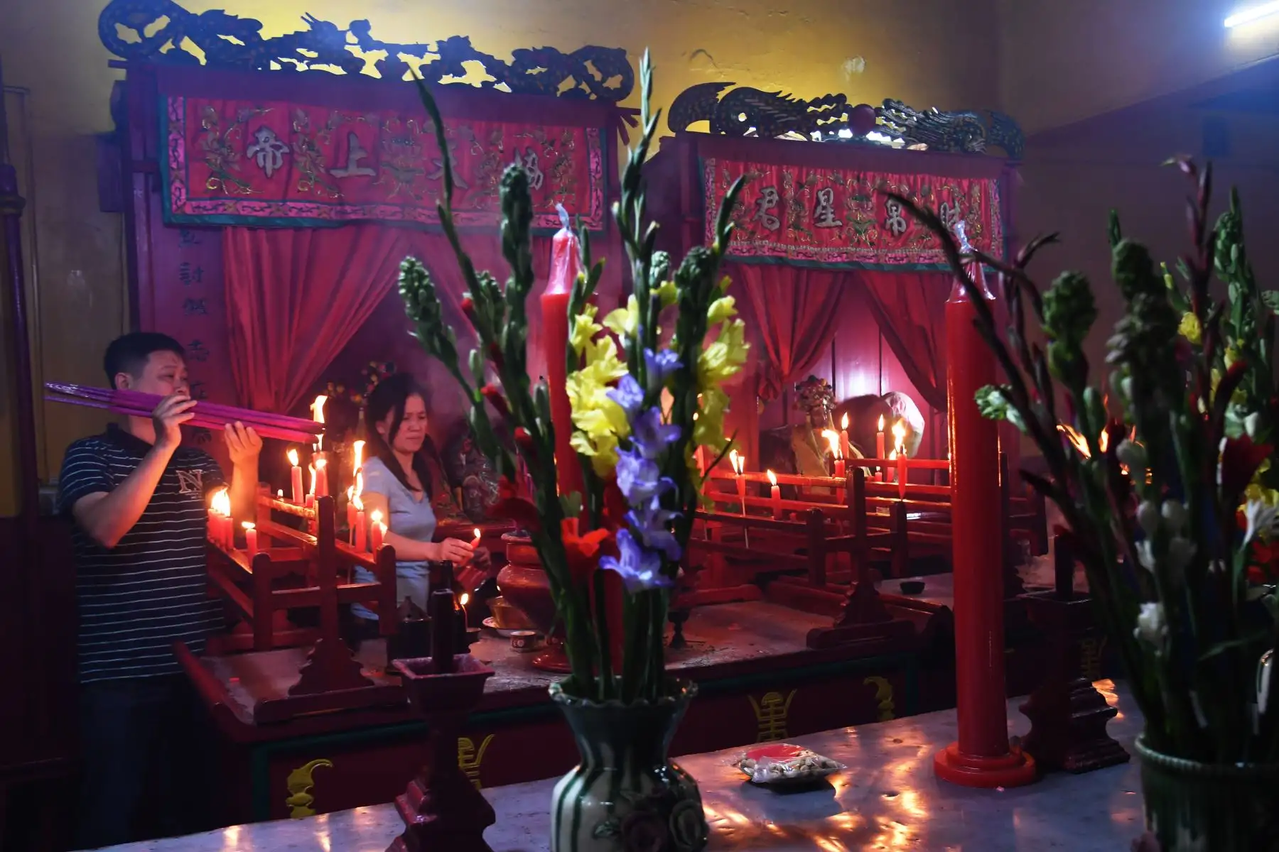 Miembros La comunidad china rezan en el templo de la comunidad mientras dan la bienvenida al Año Nuevo Lunar. Foto: AFP