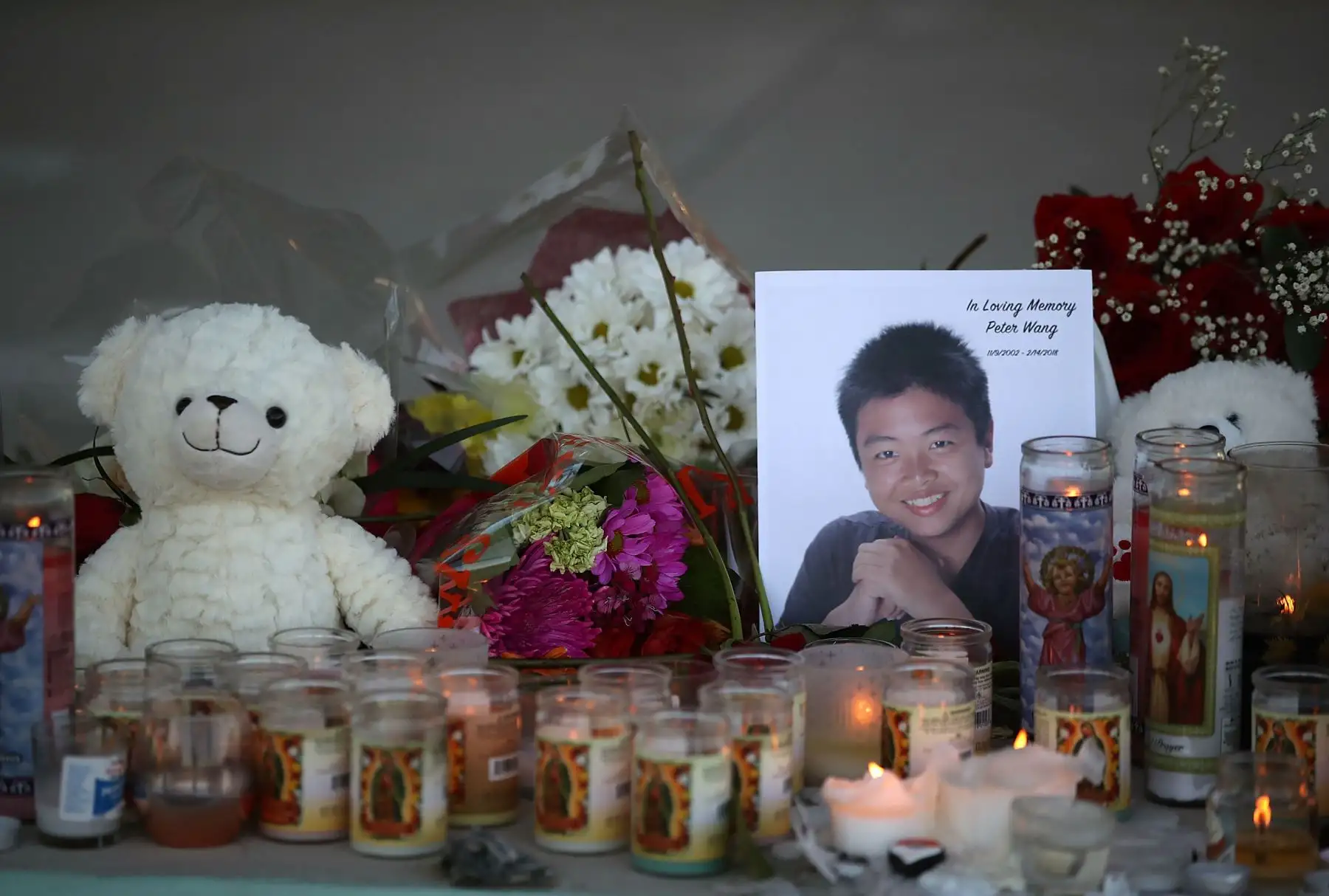 Vigilia por las víctimas del tiroteo que provocó la muerte de 17 personas en una escuela secundaria de Florida. Foto: AFP