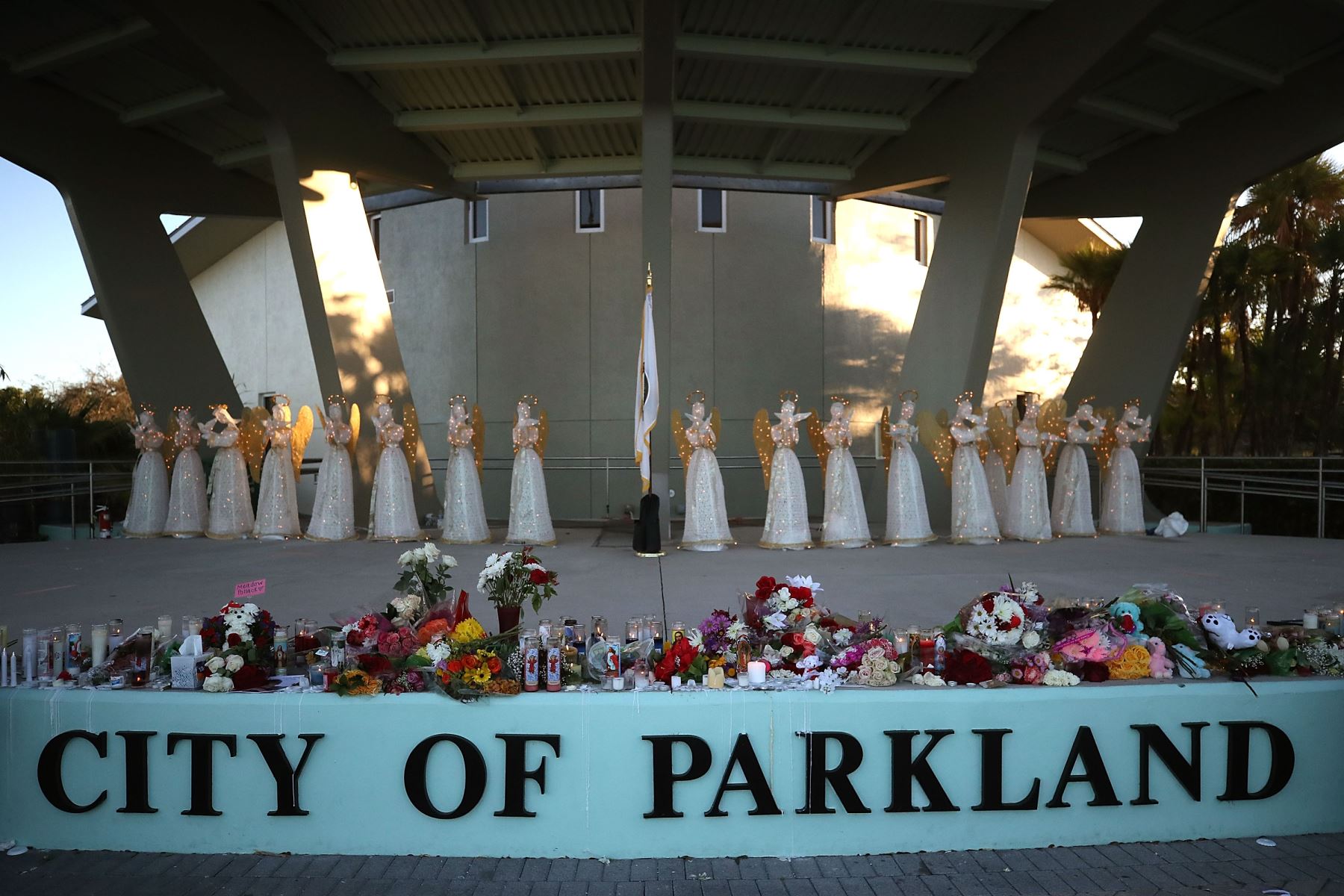 Flores y velas se colocan para honrar a las víctimas del tiroteo masivo en una escuela de Parkland, Florida. Foto: AFP