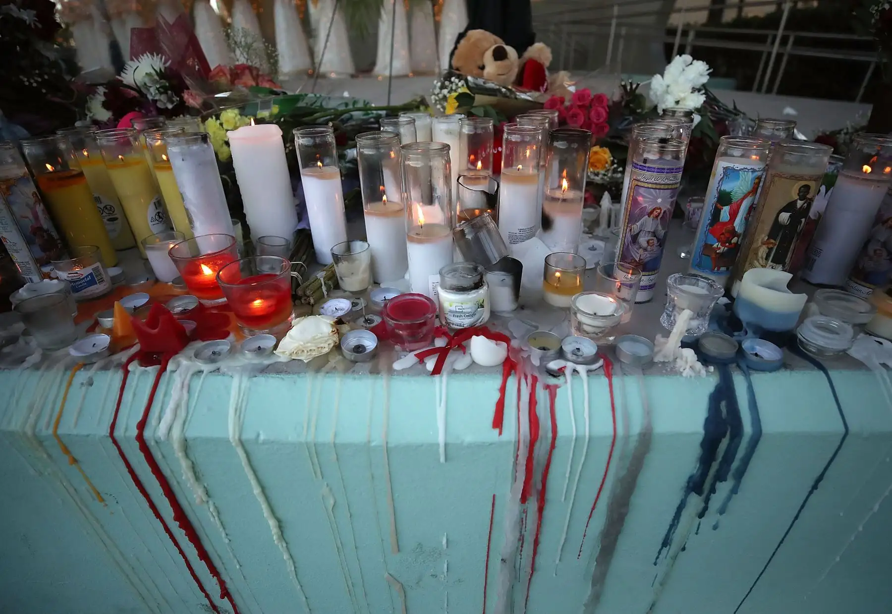 Flores y velas se colocan para honrar a las víctimas del tiroteo masivo en una escuela de Parkland, Florida. Foto: AFP