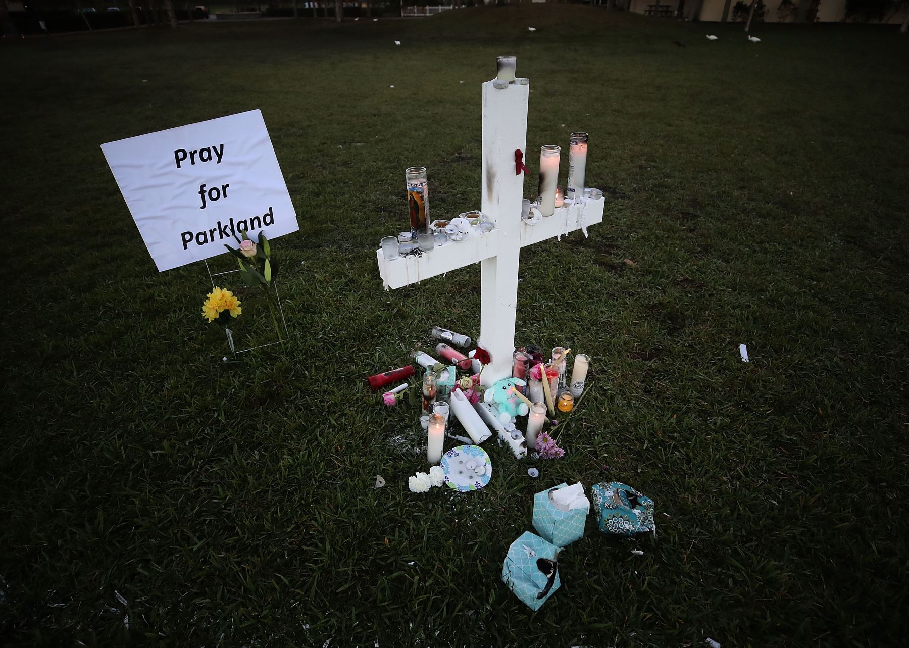 Velas se colocan en cruces por las víctimas del tiroteo masivo en una escuela de Trail Park en Florida. Foto: AFP