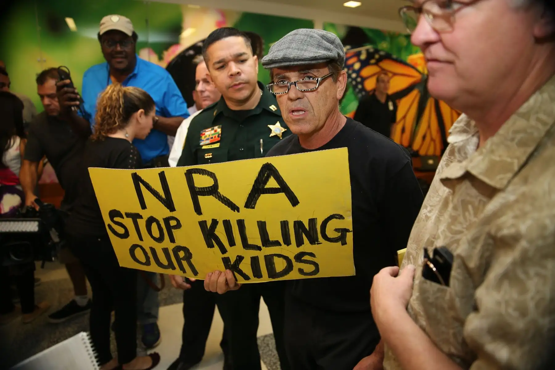 Protesta en la Corte del Condado de Broward durante la primera comparecencia de Nikolas Cruz. Foto: AFP