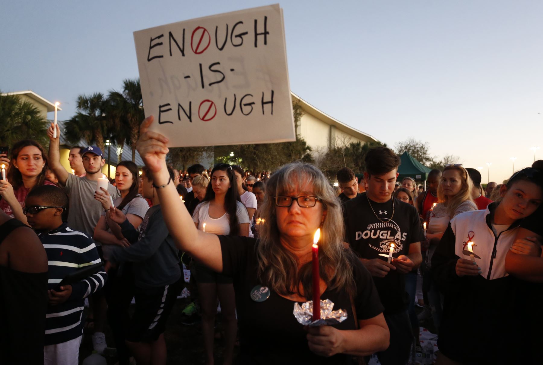 Familiares y amigos de las víctimas del tiroteo realizan una vigilia en Parkland, Florida. Foto: AFP