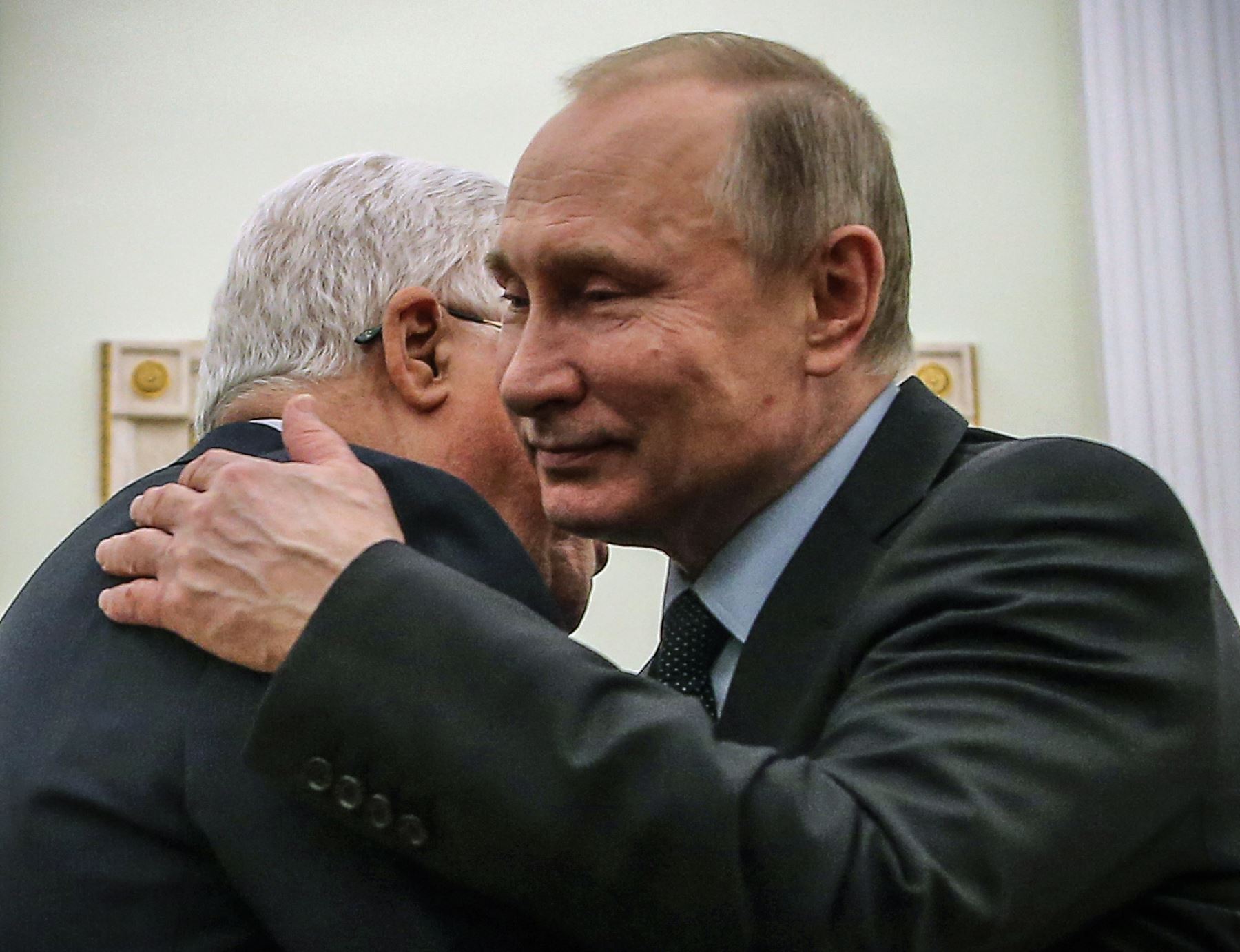 Putin abraza al líder palestino Mahmud Abbas. Foto: AFP