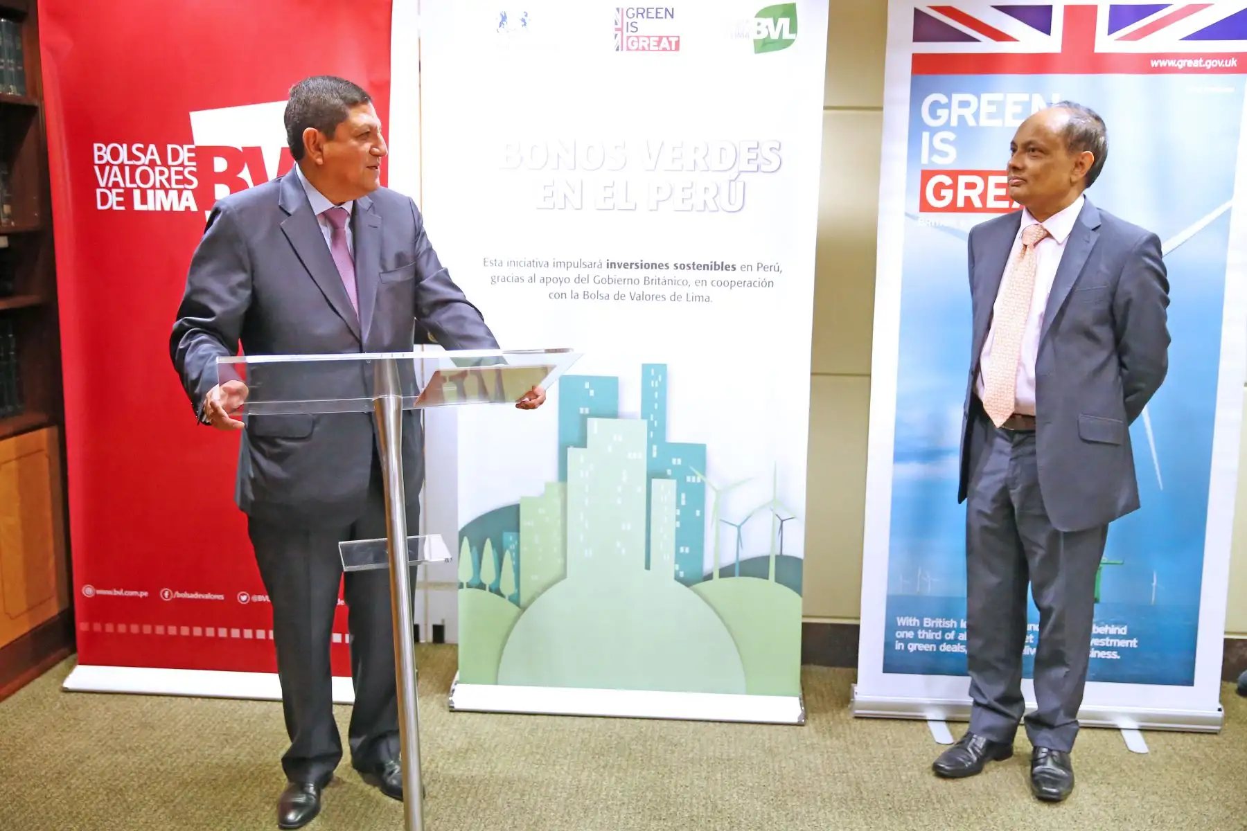 LIMA PERÚ - ENERO 16. El Embajador de Reino Unido, Anwar Choudhury junto al Presidente de la BVL, Marco Zaldívar dan el tradicional campanazo por la creación del mercado de bonos verdes en el Perú. Foto: ANDINA/Melina Mejía