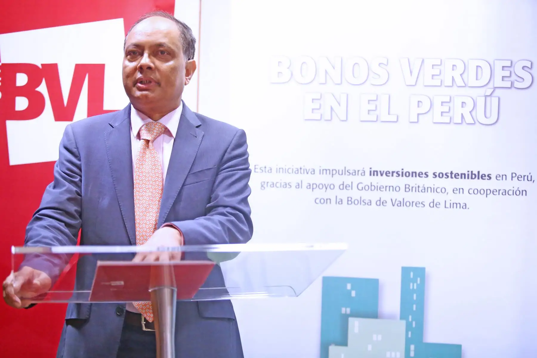 LIMA PERÚ - ENERO 16. El Embajador de Reino Unido, Anwar Choudhury junto al Presidente de la BVL, Marco Zaldívar dan el tradicional campanazo por la creación del mercado de bonos verdes en el Perú. Foto: ANDINA/Melina Mejía