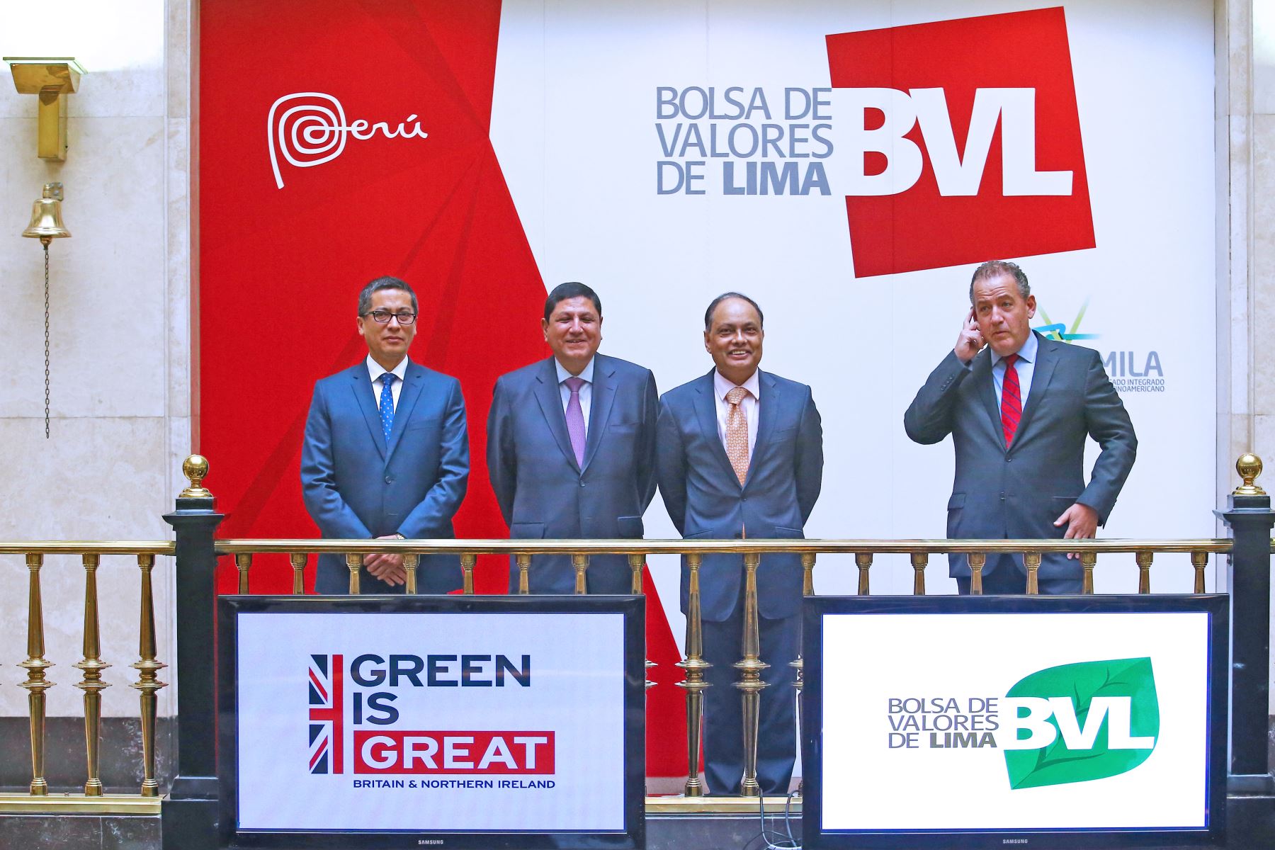 LIMA PERÚ - ENERO 16. El Embajador de Reino Unido, Anwar Choudhury junto al Presidente de la BVL, Marco Zaldívar dan el tradicional campanazo por la creación del mercado de bonos verdes en el Perú. Foto: ANDINA/Melina Mejía