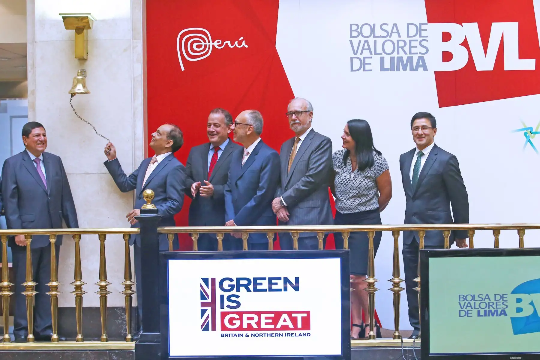LIMA PERÚ - ENERO 16. El Embajador de Reino Unido, Anwar Choudhury junto al Presidente de la BVL, Marco Zaldívar dan el tradicional campanazo por la creación del mercado de bonos verdes en el Perú. Foto: ANDINA/Melina Mejía