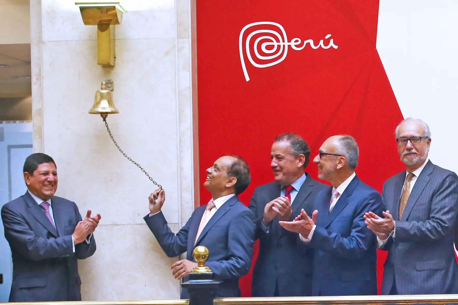 LIMA PERÚ - ENERO 16. El Embajador de Reino Unido, Anwar Choudhury junto al Presidente de la BVL, Marco Zaldívar dan el tradicional campanazo por la creación del mercado de bonos verdes en el Perú. Foto: ANDINA/Melina Mejía
