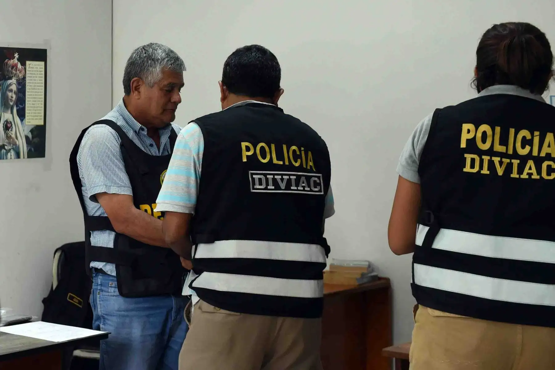 La Policía Nacional del Perú (PNP) y el Ministerio Público desarticularon la organización criminal “Los gatilleros del Nororiente”, dedicada al robo agravado y a planificar y ejecutar asesinatos por encargo en la región de Cajamarca.  Entre los detenidos figura el alcalde de Bellavista, Hermógenes Fernández Pérez. Foto: Ministerio del Interior.