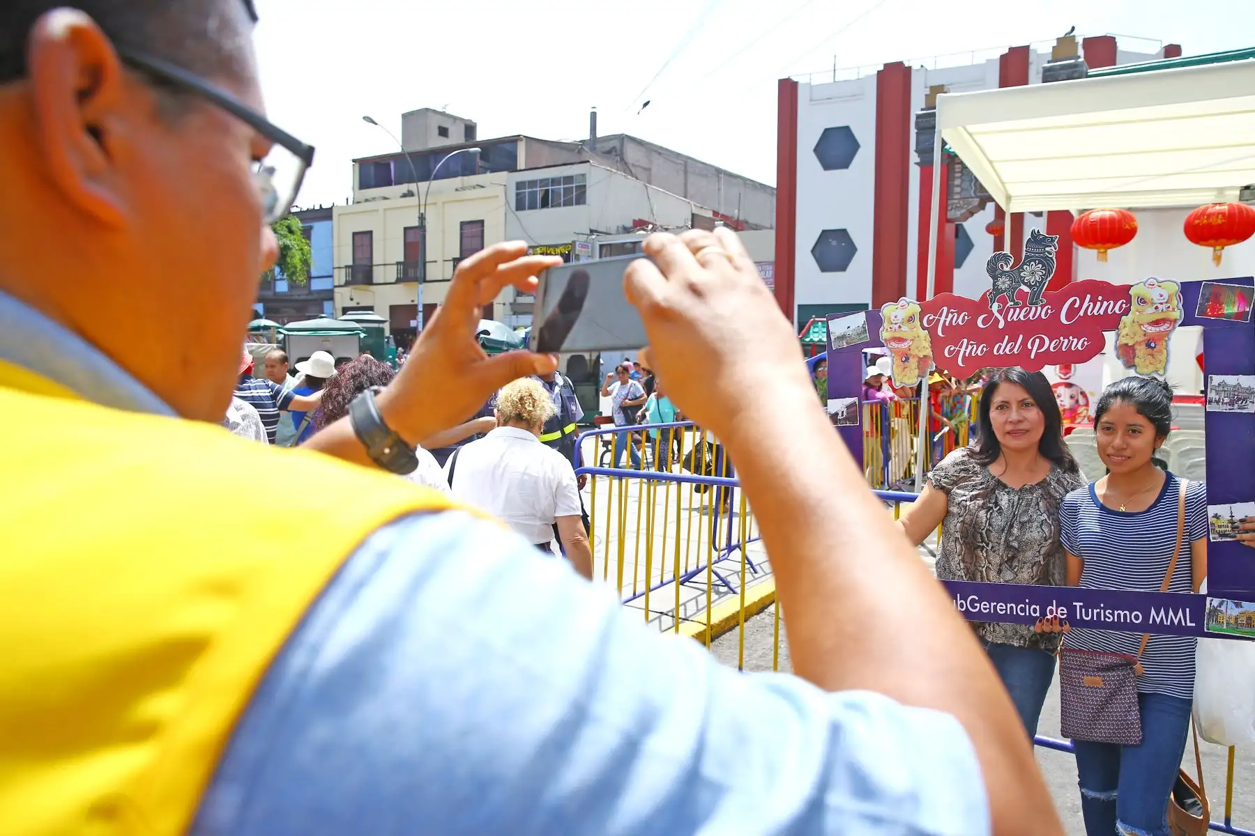 LIMA PERÚ - FEBRERO 16. Jóvenes se toman foto de recuerdo durante la celebración del Año Nuevo Chino  Foto: ANDINA/Melina Mejía