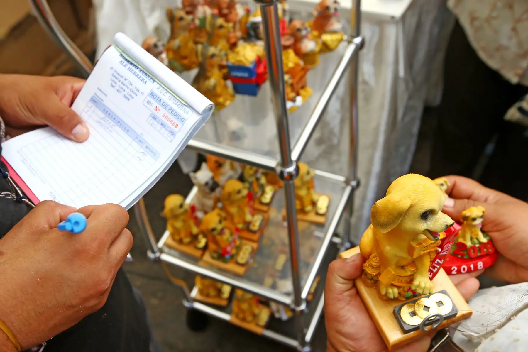 LIMA PERÚ - FEBRERO 16. Venta de souvenirs celebrando el año nuevo chino. Foto: ANDINA/Melina Mejía