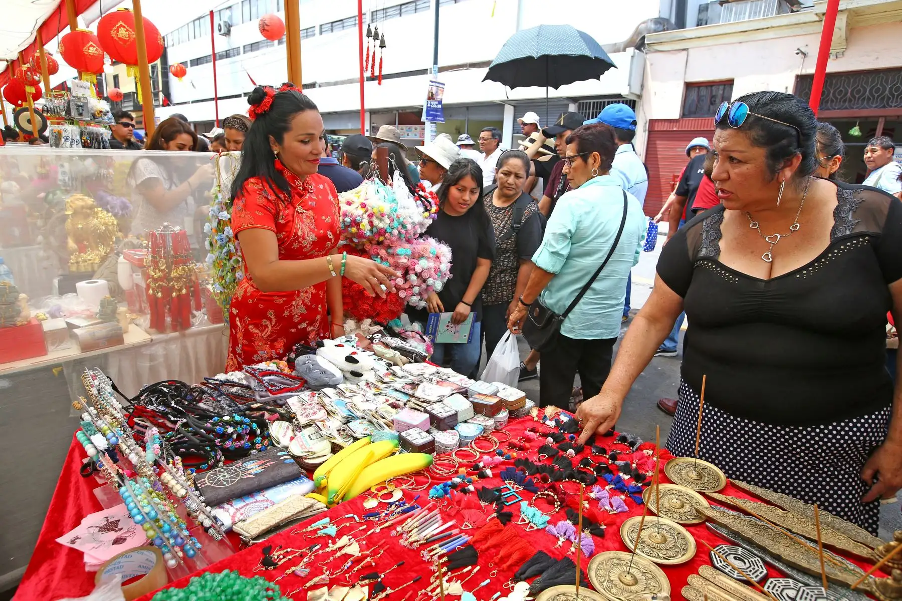 LIMA PERÚ - FEBRERO 16. Personas compran souvenirs celebrando el Año nuevo chino. Foto: ANDINA/Melina Mejía