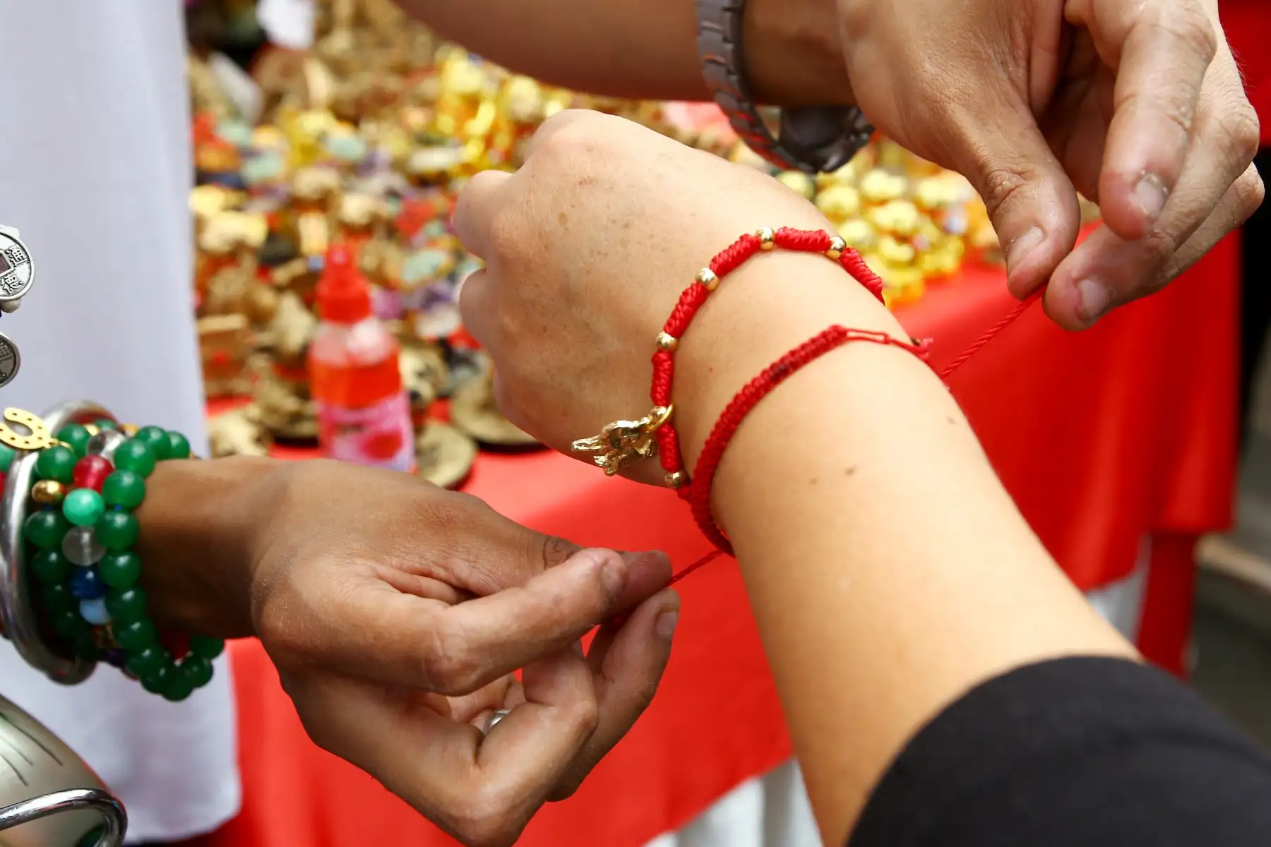 LIMA PERÚ - FEBRERO 16. Personas compran souvenirs celebrando el  año nuevo chino. Foto: ANDINA/Melina Mejía