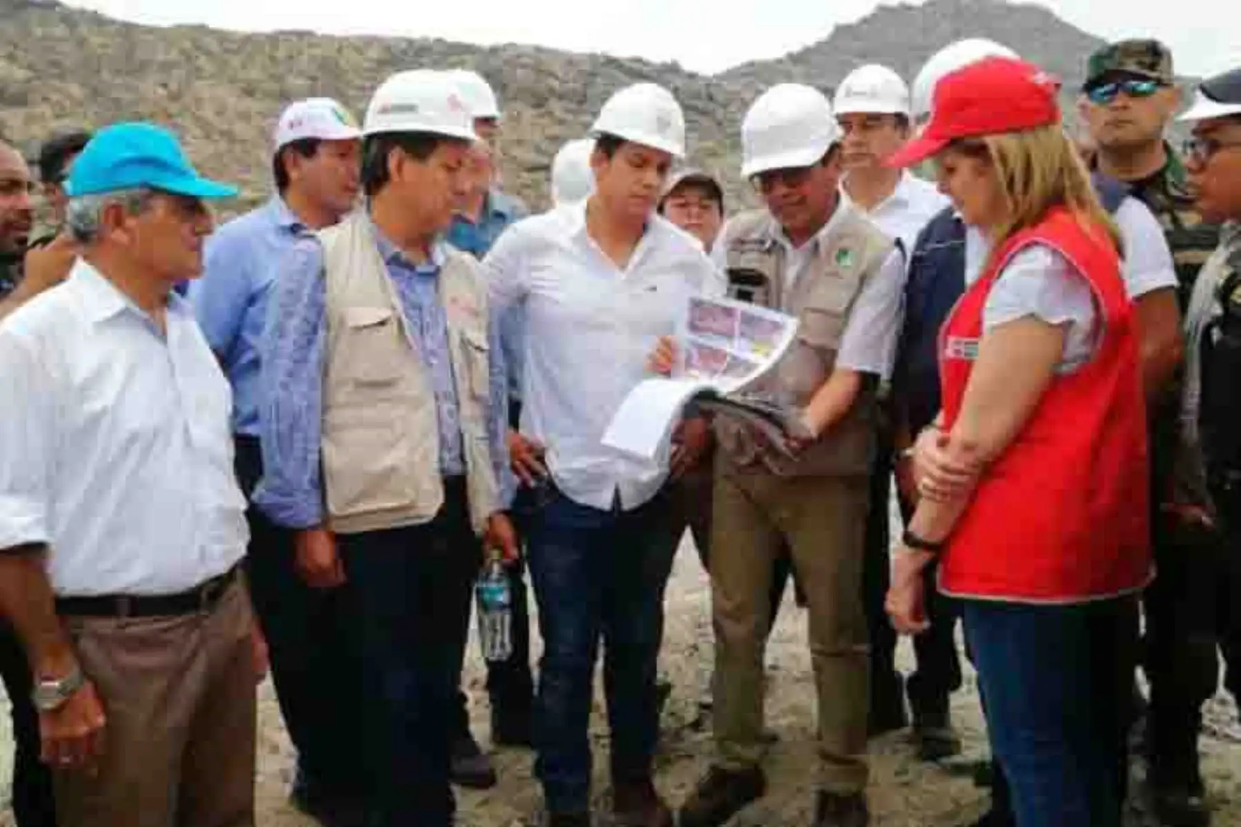 El director ejecutivo de la Autoridad para la Reconstrucción con Cambios (ARCC), Edgar Quispe Remón, realizó un recorrido por las principales obras que se ejecutan en la región La Libertad con el objetivo de acelerar la recuperación de las zonas afectadas por El Niño Costero.