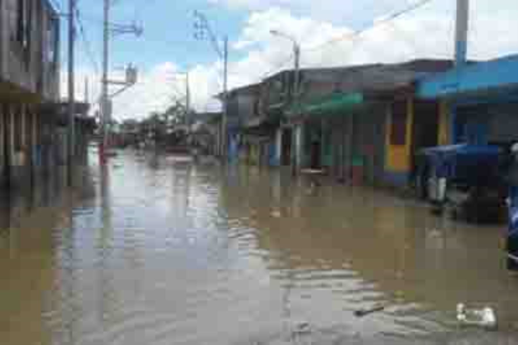 El Instituto Nacional de Defensa Civil (Indeci) informó que las intensas lluvias intensas registradas en la región amazónica provocaron el desborde del río Madre de Dios, afectando a 120 viviendas y locales comerciales en la localidad de Puerto Rosario de Laberinto, distrito de Laberinto, provincia de Tambopata.