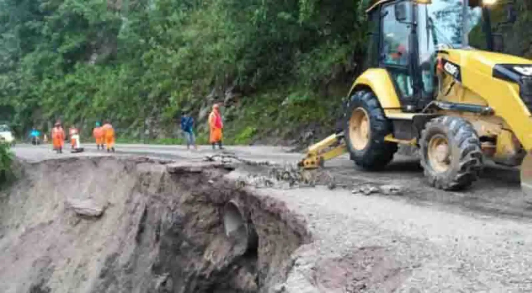 Personal de Provias Nacional, con apoyo de maquinaria pesada, trabaja en la habilitación en cuatro vías afectadas por derrumbes ocurridos ayer en las regiones de Apurímac, Ayacucho, Pasco y Ucayali, informó el Centro de Operaciones de Emergencia del Ministerio de Transportes y Comunicaciones (COE-MTC).