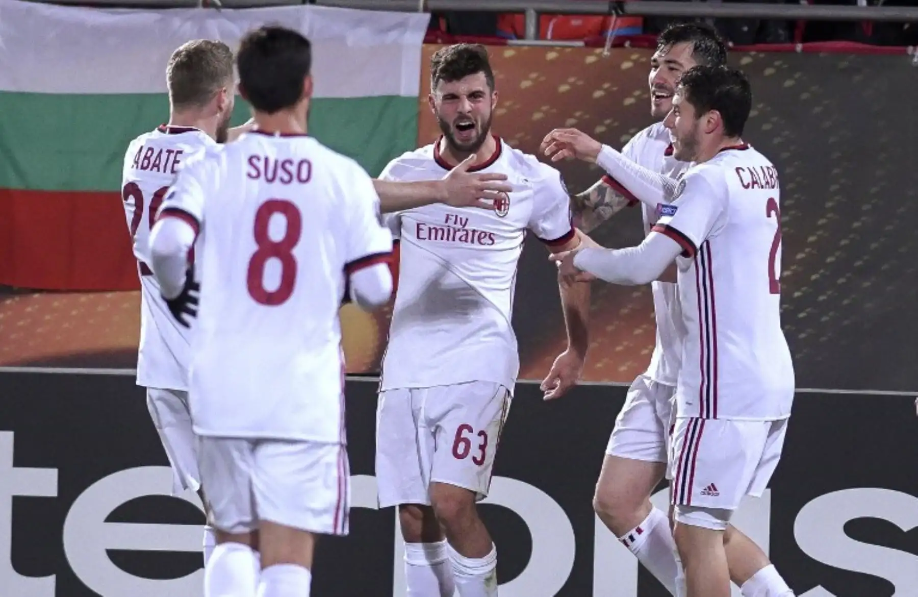 Patrick Cutrone del  AC Milan celebra la  goleada de 3-0 al Ludogorets de Bulgaria. Foto: AFP