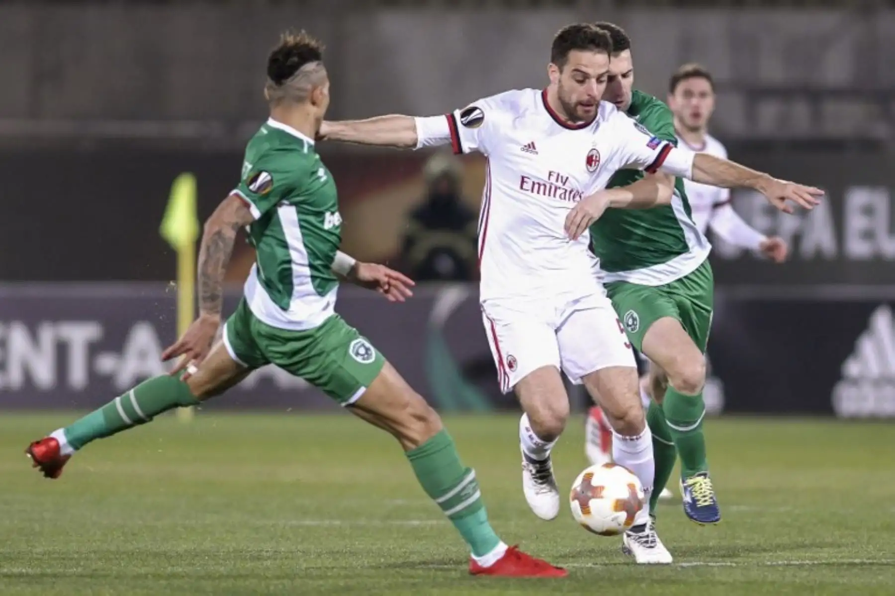 Fabio Borini disputa el balón de  la victoria con el 3-0 al Ludogorets de Bulgaria Foto: AFP