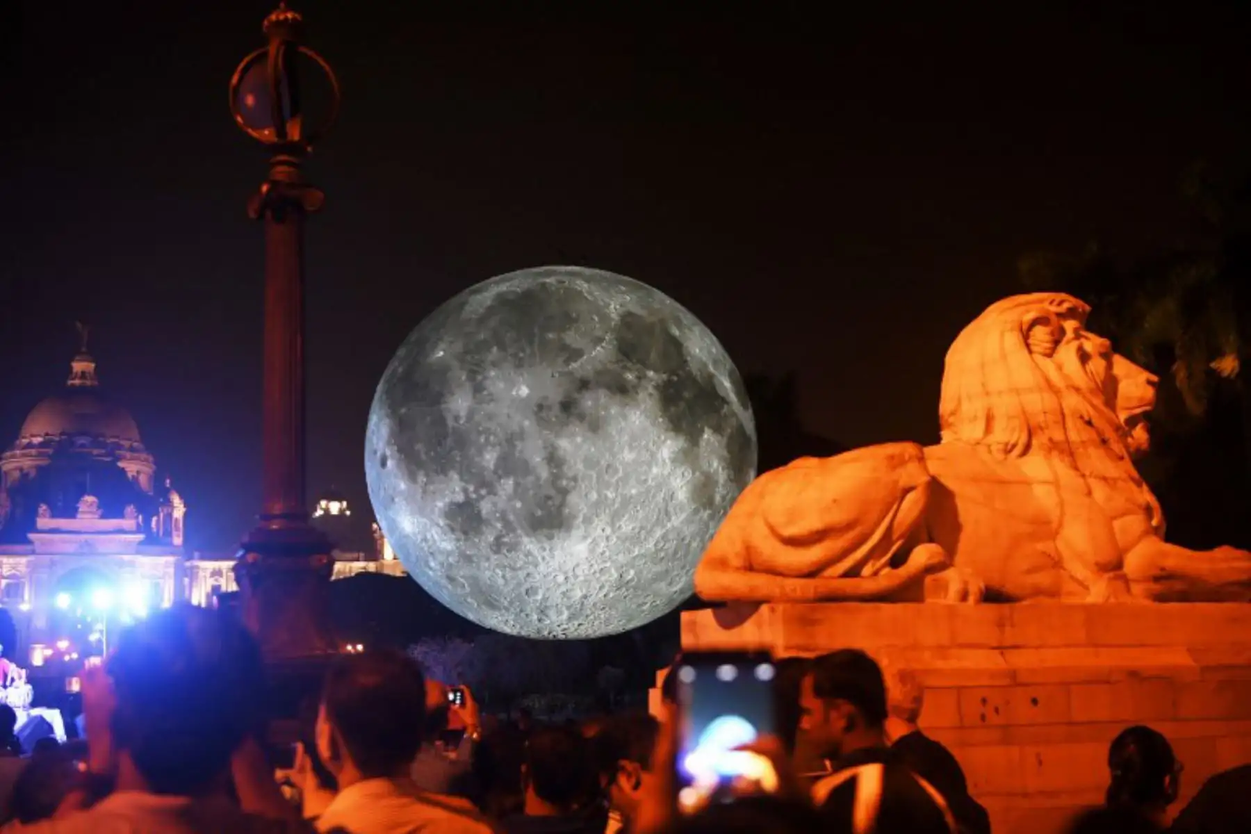 Visitantes indios observan una instalación que representa a la luna iluminada en el Victoria Memorial en Kolkata. Foto:AFP