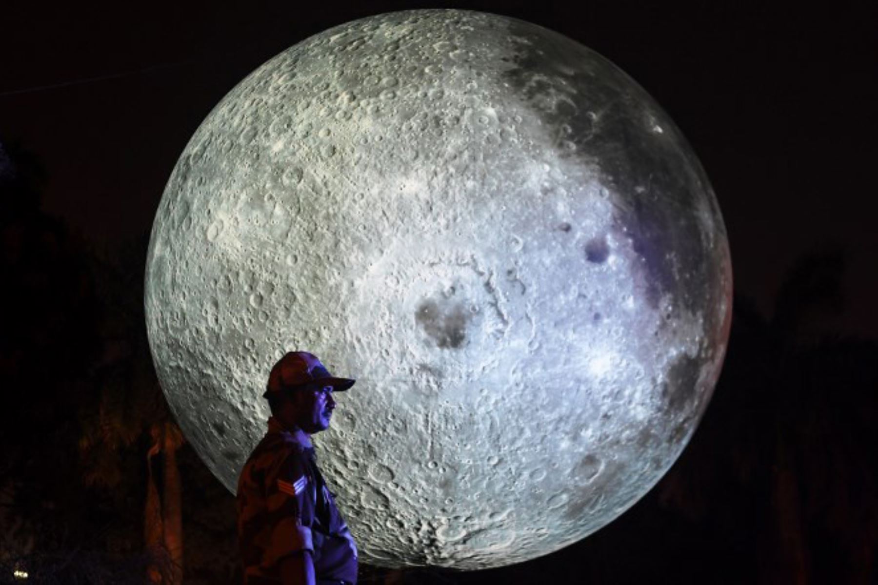 Visitantes indios observan una instalación que representa a la luna iluminada en el Victoria Memorial en Kolkata. Foto:AFP
