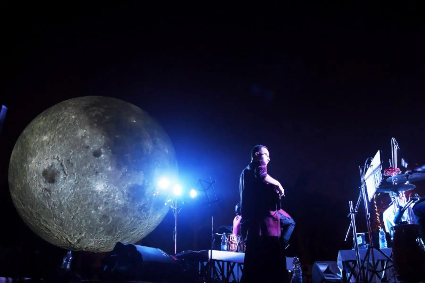Visitantes indios observan una instalación que representa a la luna iluminada en el Victoria Memorial en Kolkata. Foto:AFP