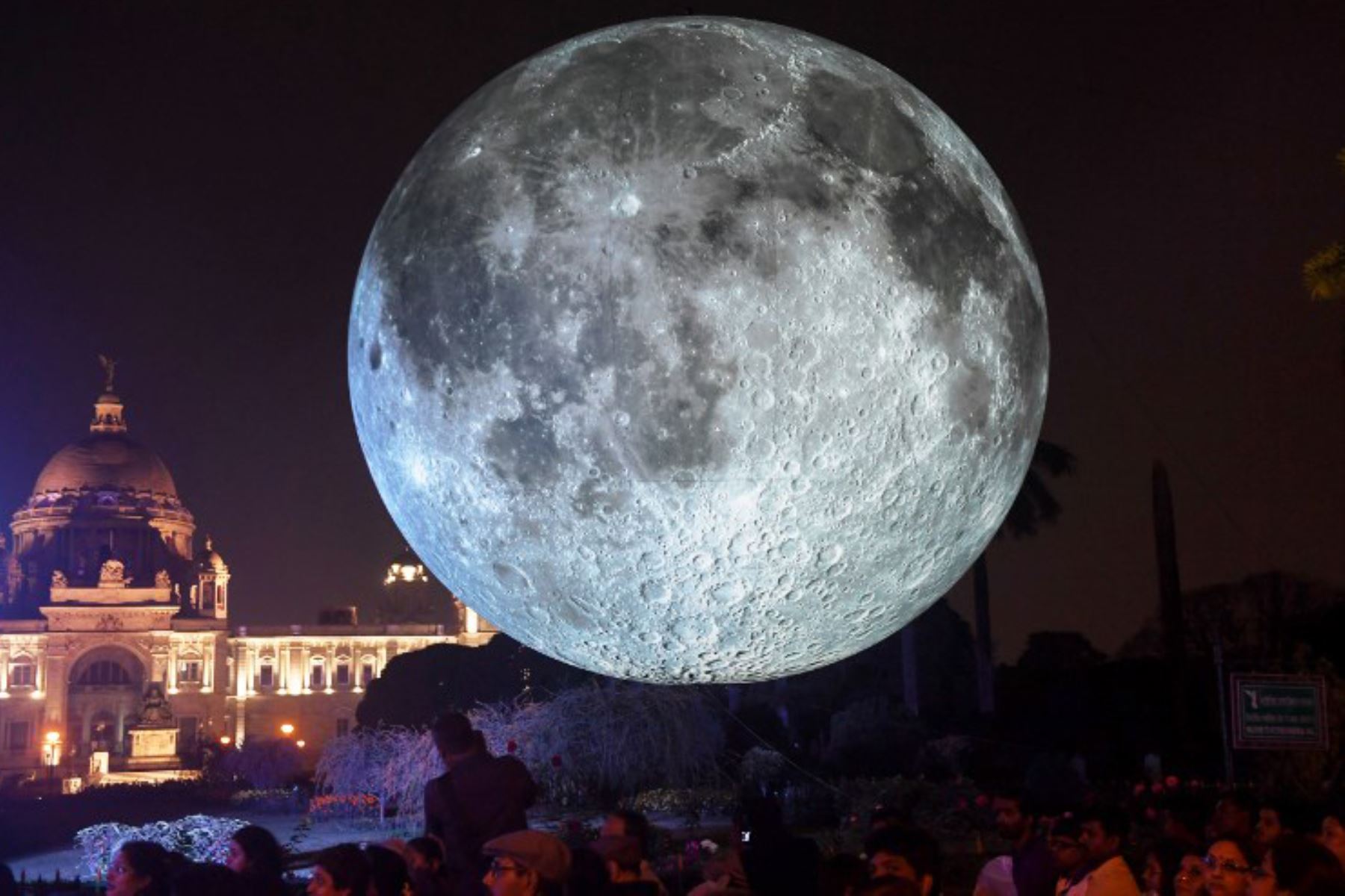 Visitantes indios observan una instalación que representa a la luna iluminada en el Victoria Memorial en Kolkata. Foto:AFP