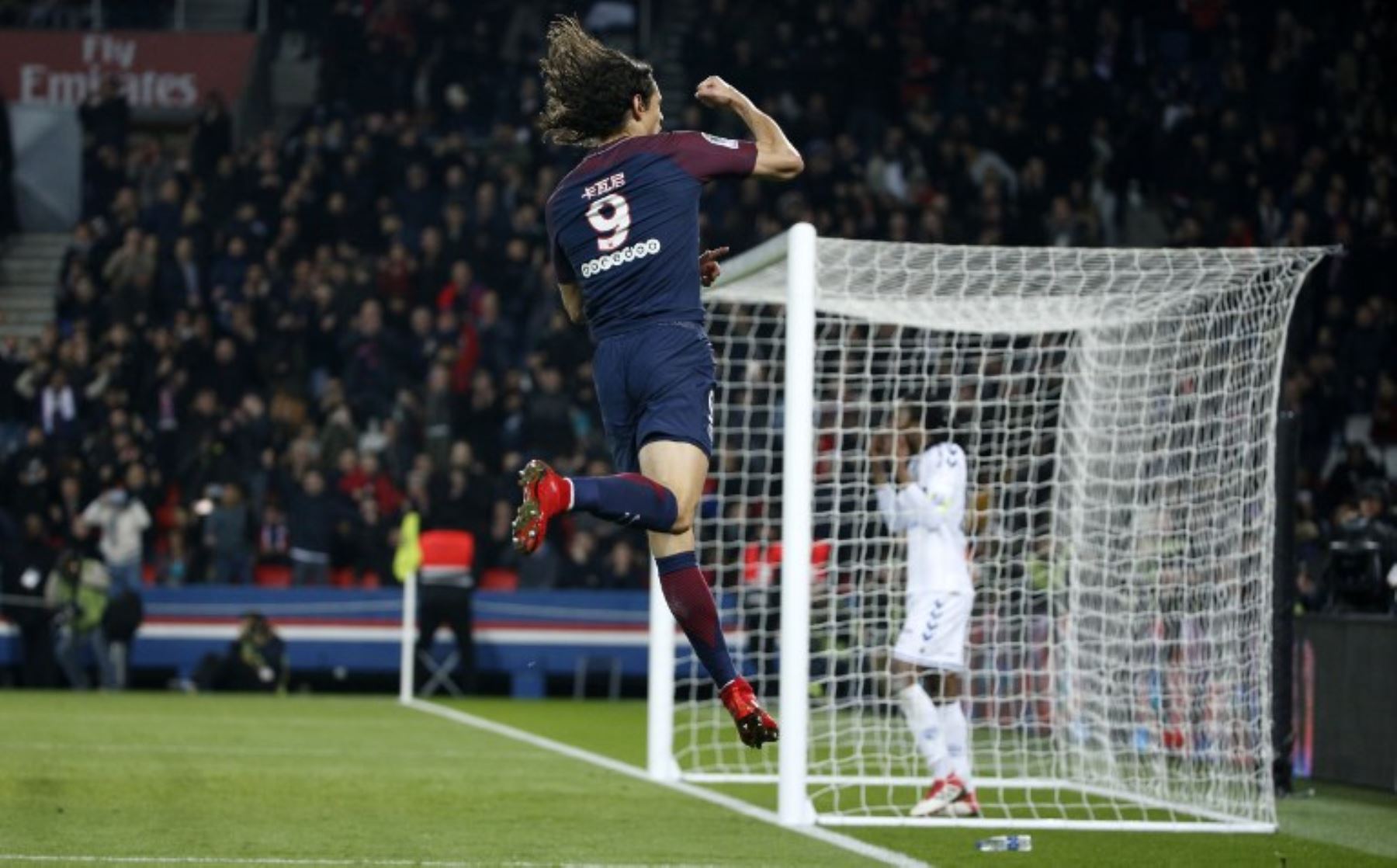 El delantero uruguayo Edinson Cavani del Paris Saint-Germain celebra después de anotar su gol. Foto:AFP