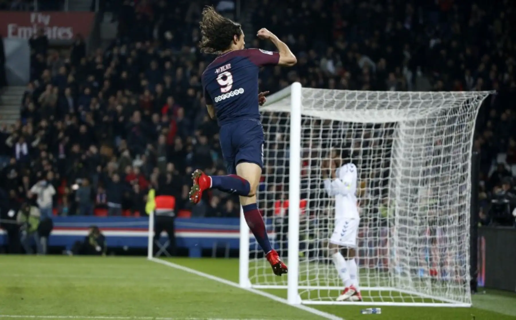 El delantero uruguayo Edinson Cavani del Paris Saint-Germain celebra después de anotar su gol. Foto:AFP