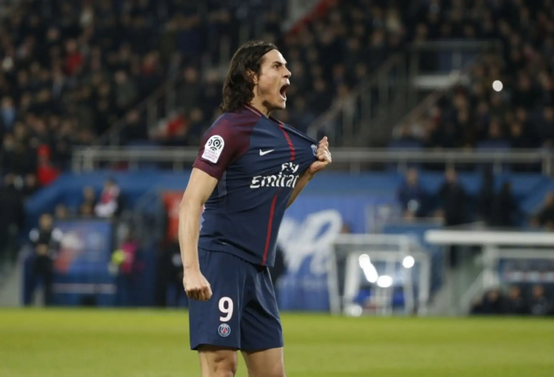 El delantero uruguayo Edinson Cavani del Paris Saint-Germain celebra después de anotar su gol. Foto:AFP
