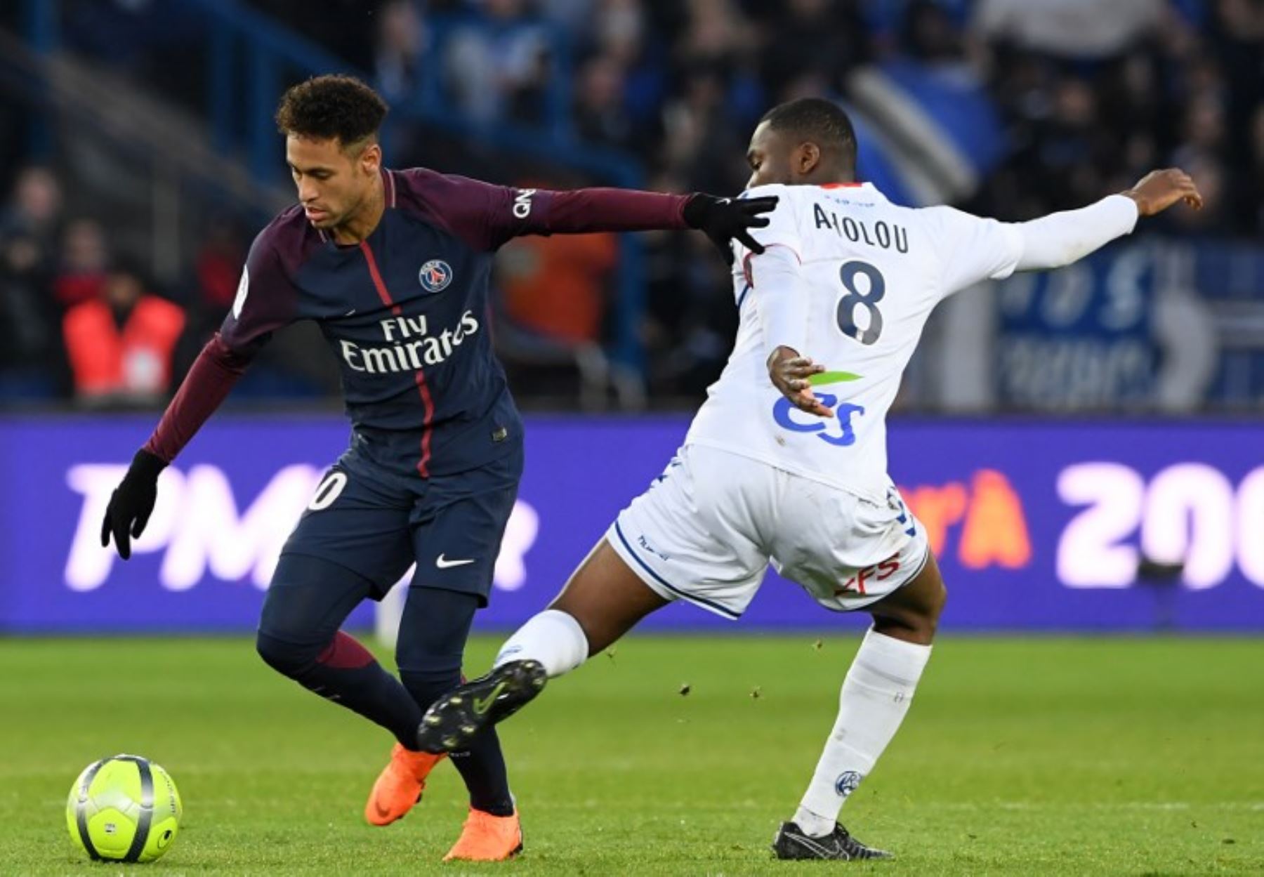 El delantero brasileño del Paris Saint-Germain Neymar  lucha por el balón con el defensa marfileño Jean-Eudes Aholou del Estrasburgo. Foto:AFP