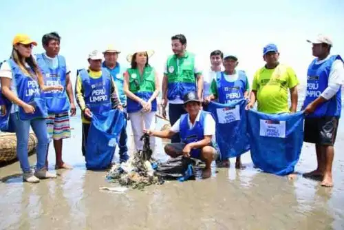 Con la finalidad de generar conciencia entre los veraneantes en las playas de Huanchaco sobre el adecuado tratamiento de sus residuos, el Ministerio del Ambiente (Minam), la Municipalidad Distrital de Huanchaco realizaron hoy la campaña “Perú limpio, playas limpias” en las playas Las Pozas, Kibisih y Eliot. ANDINA/Difusión