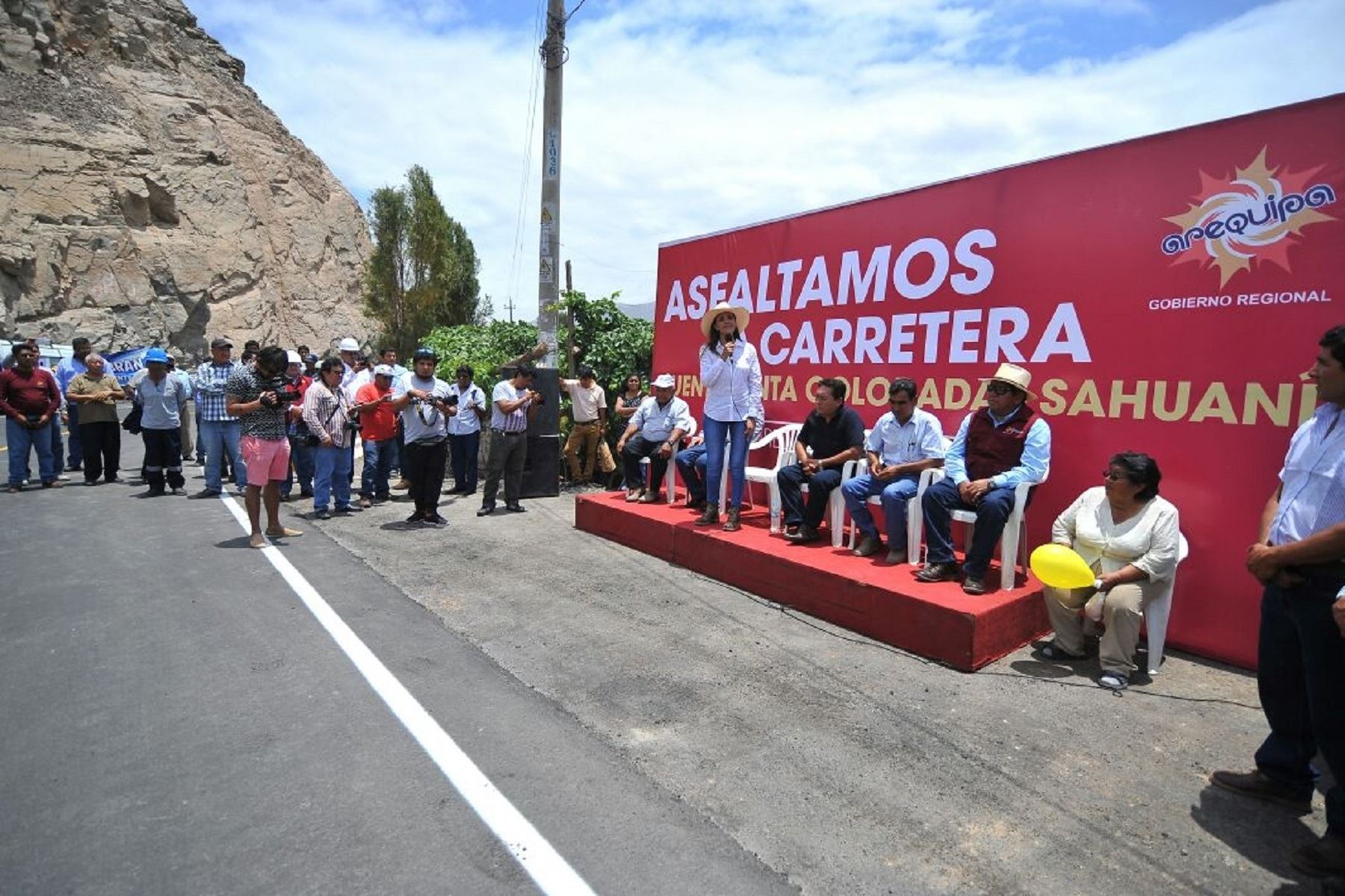 Gobernadora regional de Arequipa, Yamila Osorio, inaugura carretera Punta Colorada-Sahuani.