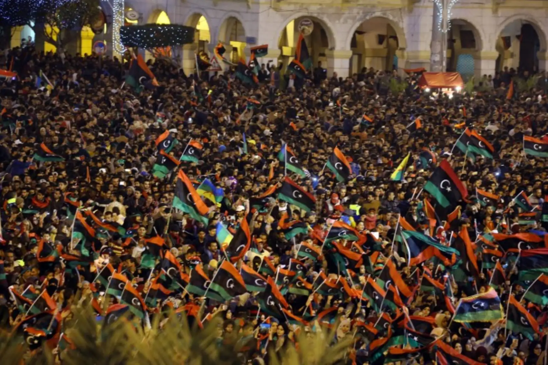 Los libios ondean banderas nacionales en una celebración que marca el séptimo aniversario de la revolución libia que derrocó al difunto líder Moamer Kadhafi, en la Plaza de los Mártires de la capital,Tripoli.Foto:AFP