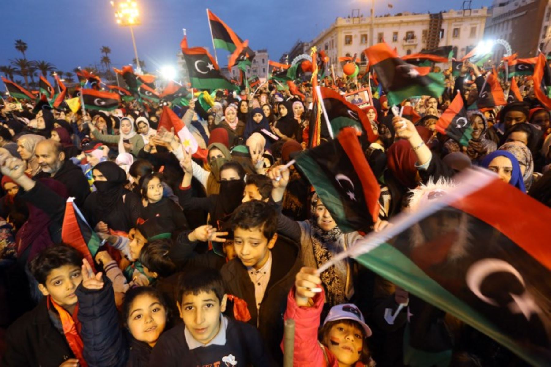 Los libios ondean banderas nacionales mientras asisten a una celebración que marca el séptimo aniversario de la revolución libia que derrocó al difunto líder Moamer Kadhafi, en la Plaza de los Mártires de la capital.Foto:AFP