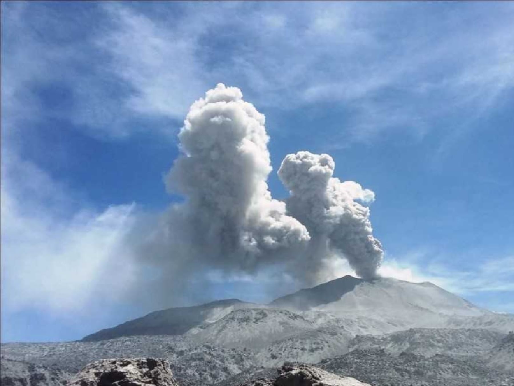 La actividad explosiva del volcán Sabancaya, ubicado en la región Arequipa, se mantiene en niveles moderados, alcanzando un promedio de 25 explosiones por día. ANDINA/Difusión